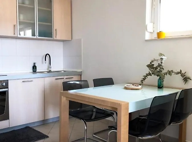 Ones アパート トロギール