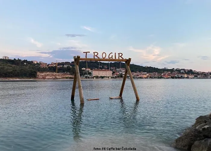 Ones アパート トロギール